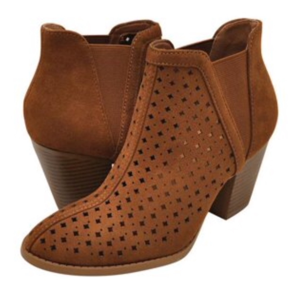 1LEFT! City Cognac Brown stacked Heel V Cut Bootie - Picture 2 of 5